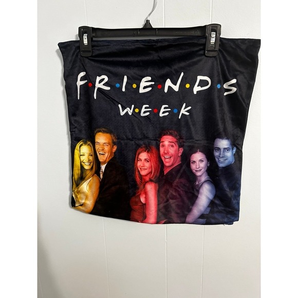 Friends 2pk pillow covers. New 16‎ x 16 - Picture 4 of 6